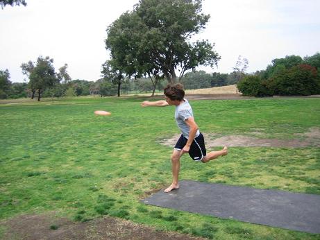 guy throwing frisbee